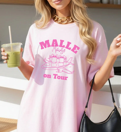 Hellrosa Damen T-Shirt mit 'Malle Mäuse on Tour' Grafik, zwei Mäuse auf einem Flugzeug mit Getränken, ideal für den Mädelsurlaub auf Mallorca.