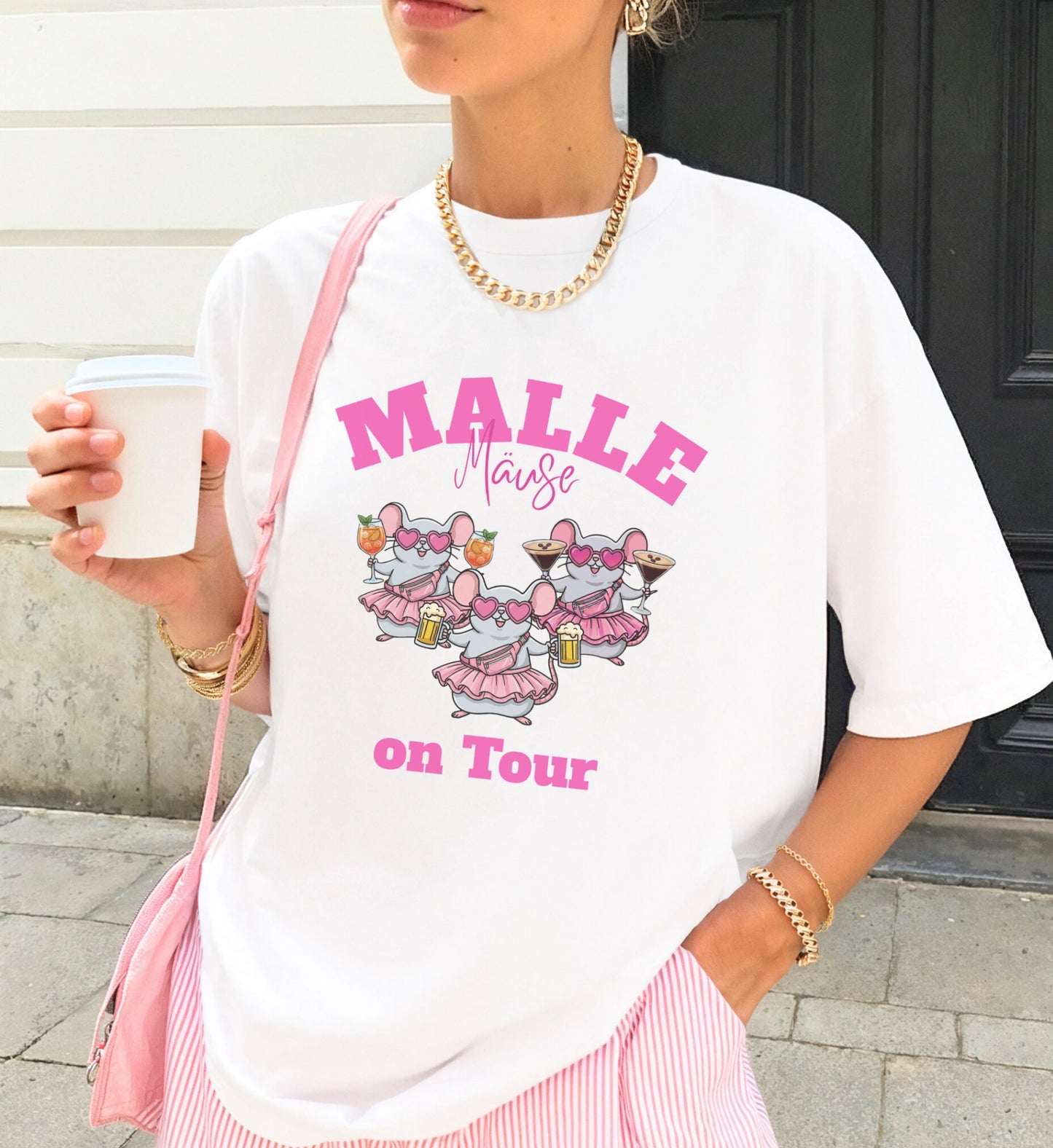 Weißes Damen Oversized T-Shirt mit 'Malle Mäuse on Tour' Print, drei Mäuse im Tutu mit Cocktails und Bier, ideal für den Mädelsurlaub.