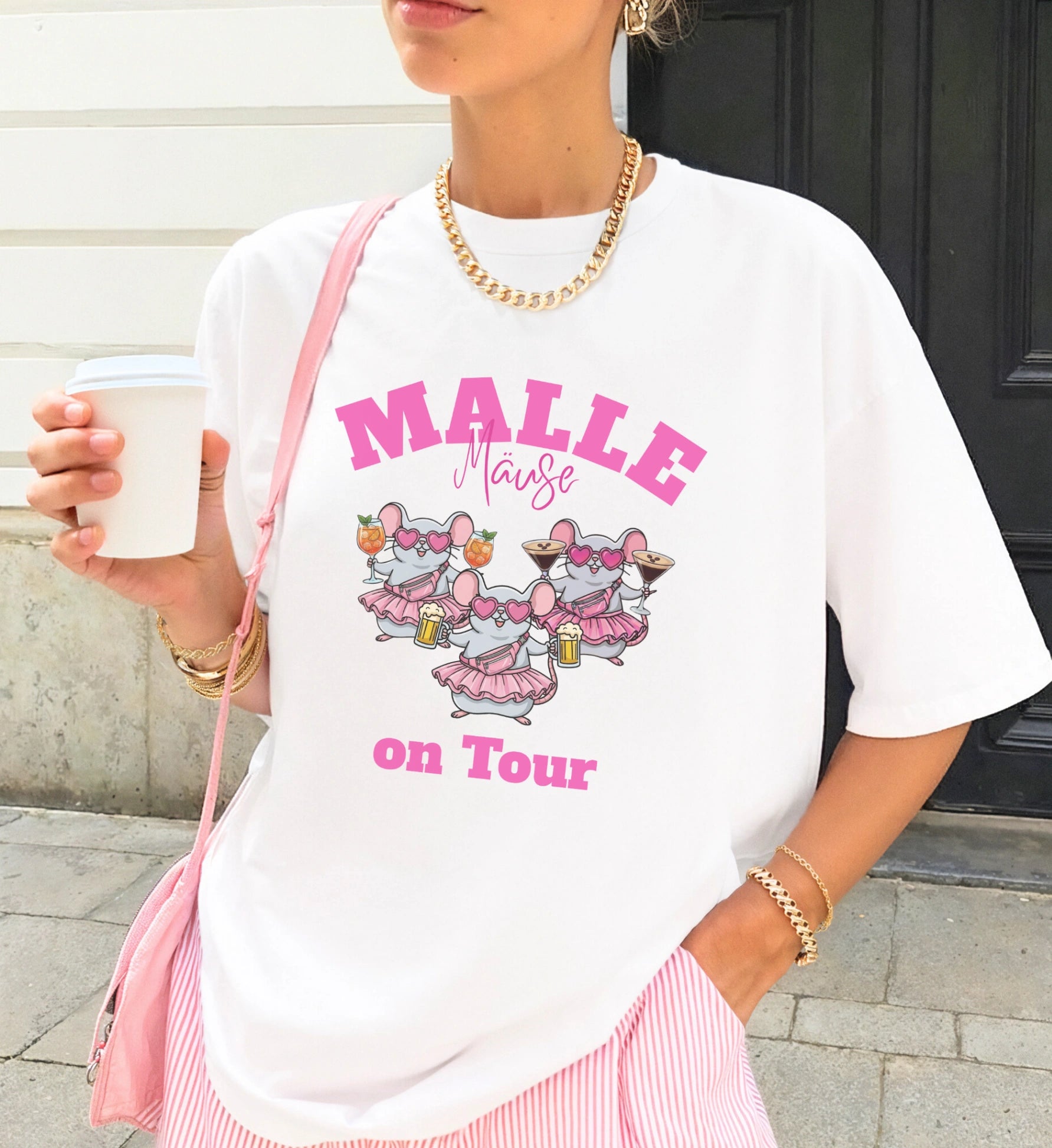 Weißes Damen Oversized T-Shirt mit 'Malle Mäuse on Tour' Print, drei Mäuse im Tutu mit Cocktails und Bier, ideal für den Mädelsurlaub.