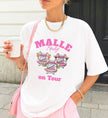 Weißes Damen Oversized T-Shirt mit 'Malle Mäuse on Tour' Print, drei Mäuse im Tutu mit Cocktails und Bier, ideal für den Mädelsurlaub.