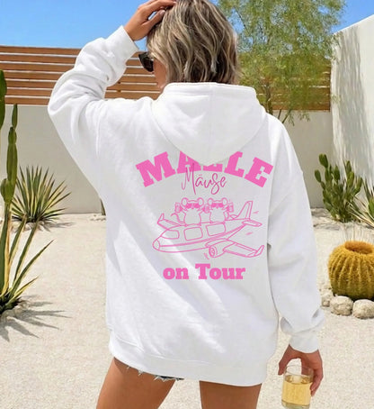 Weißer Kapuzenpullover mit pinkem Rückenprint 'Malle Mäuse on Tour' und einer Illustration von zwei Mäusen auf einem Flugzeug.