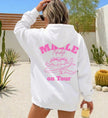 Weißer Kapuzenpullover mit pinkem Rückenprint 'Malle Mäuse on Tour' und einer Illustration von zwei Mäusen auf einem Flugzeug.