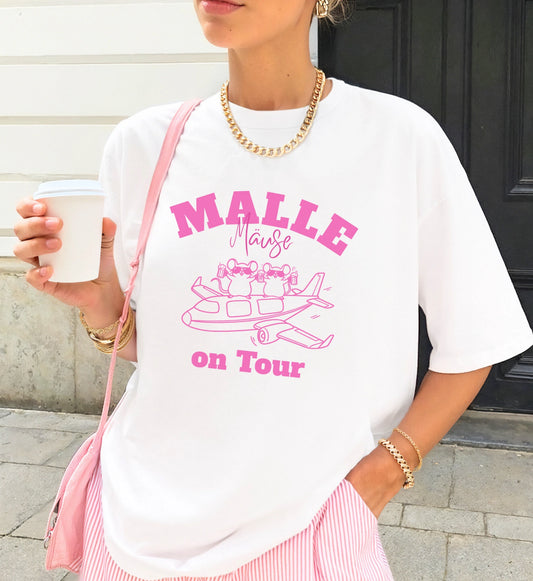 Weißes Damen T-Shirt mit pinkem 'Malle Mäuse on Tour' Aufdruck, zwei Mäusen auf einem Flugzeug und trendigen Accessoires.