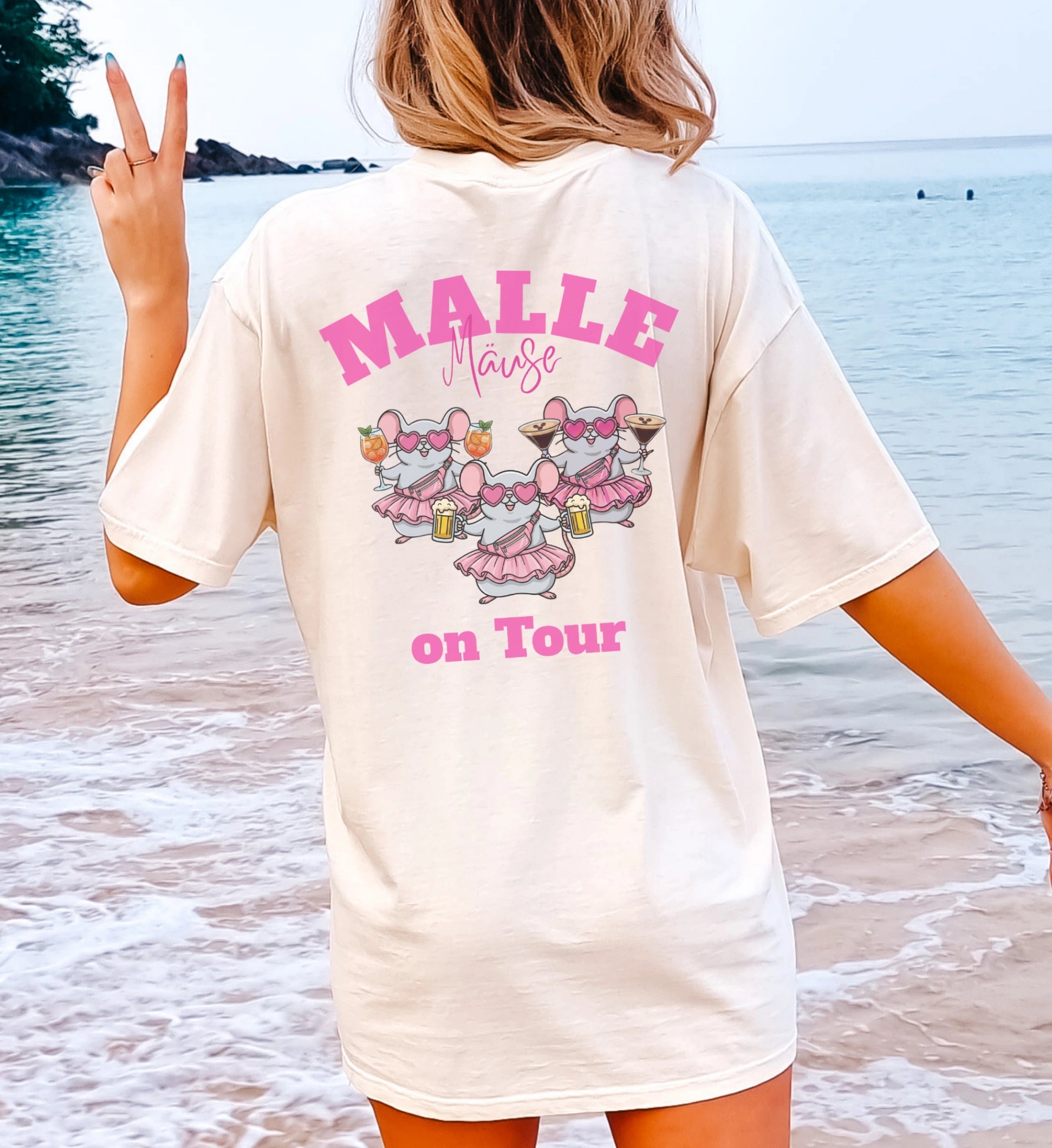 Beiges Oversize T-Shirt mit 'Malle Mäuse on Tour' Aufdruck, Illustration von drei Mäusen mit Cocktails und Tutus am Strand.