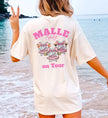 Beiges Oversize T-Shirt mit 'Malle Mäuse on Tour' Aufdruck, Illustration von drei Mäusen mit Cocktails und Tutus am Strand.