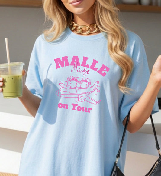 Hellblaues Oversized T-Shirt mit pinkem 'Malle Mäuse on Tour' Print und lustiger Grafik von Mäusen auf einem Flugzeug.