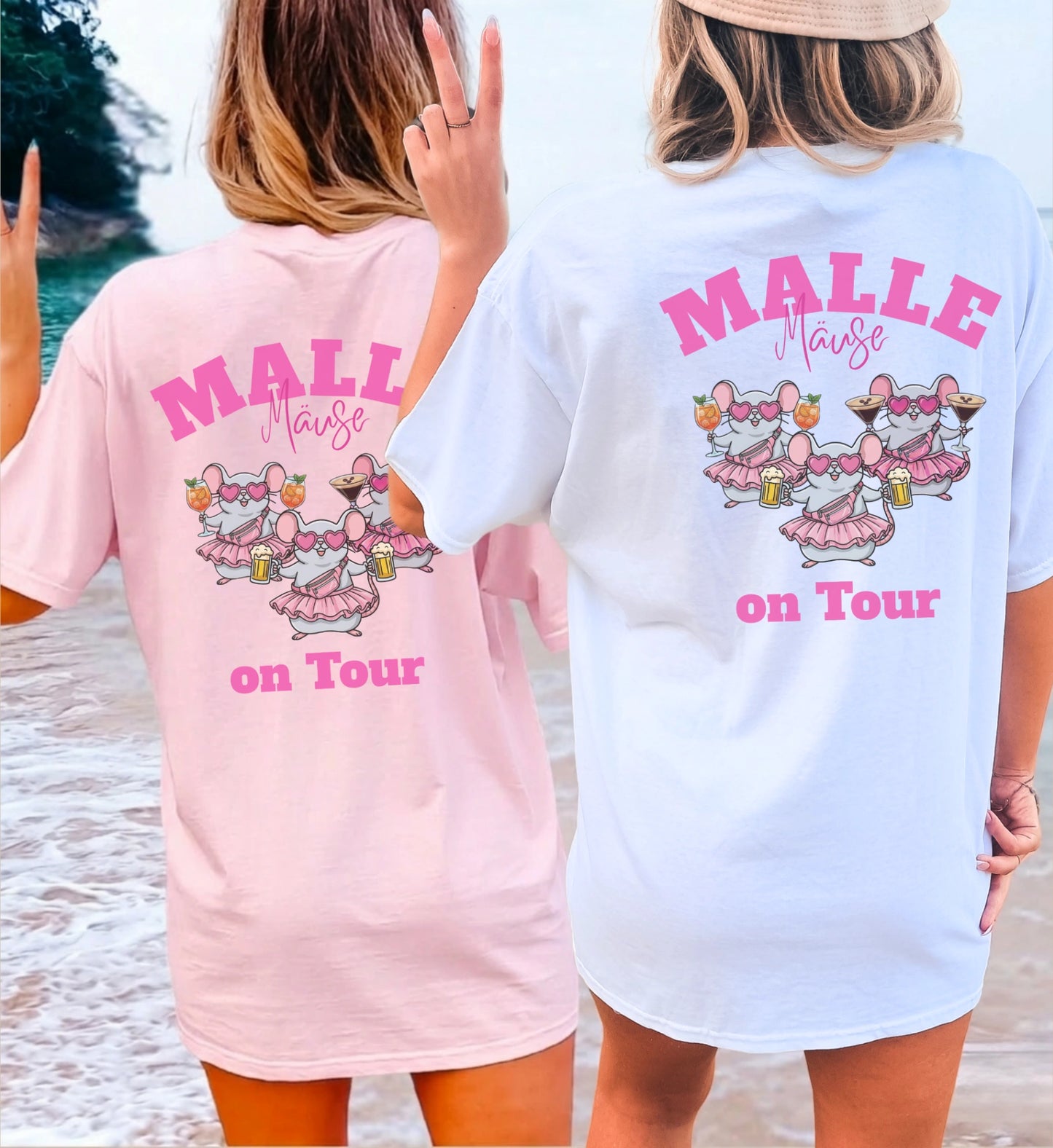 Zwei Frauen am Strand in passenden Malle Mäuse on Tour T-Shirts in Rosa und Weiß, ideal für einen Mädels-Trip.