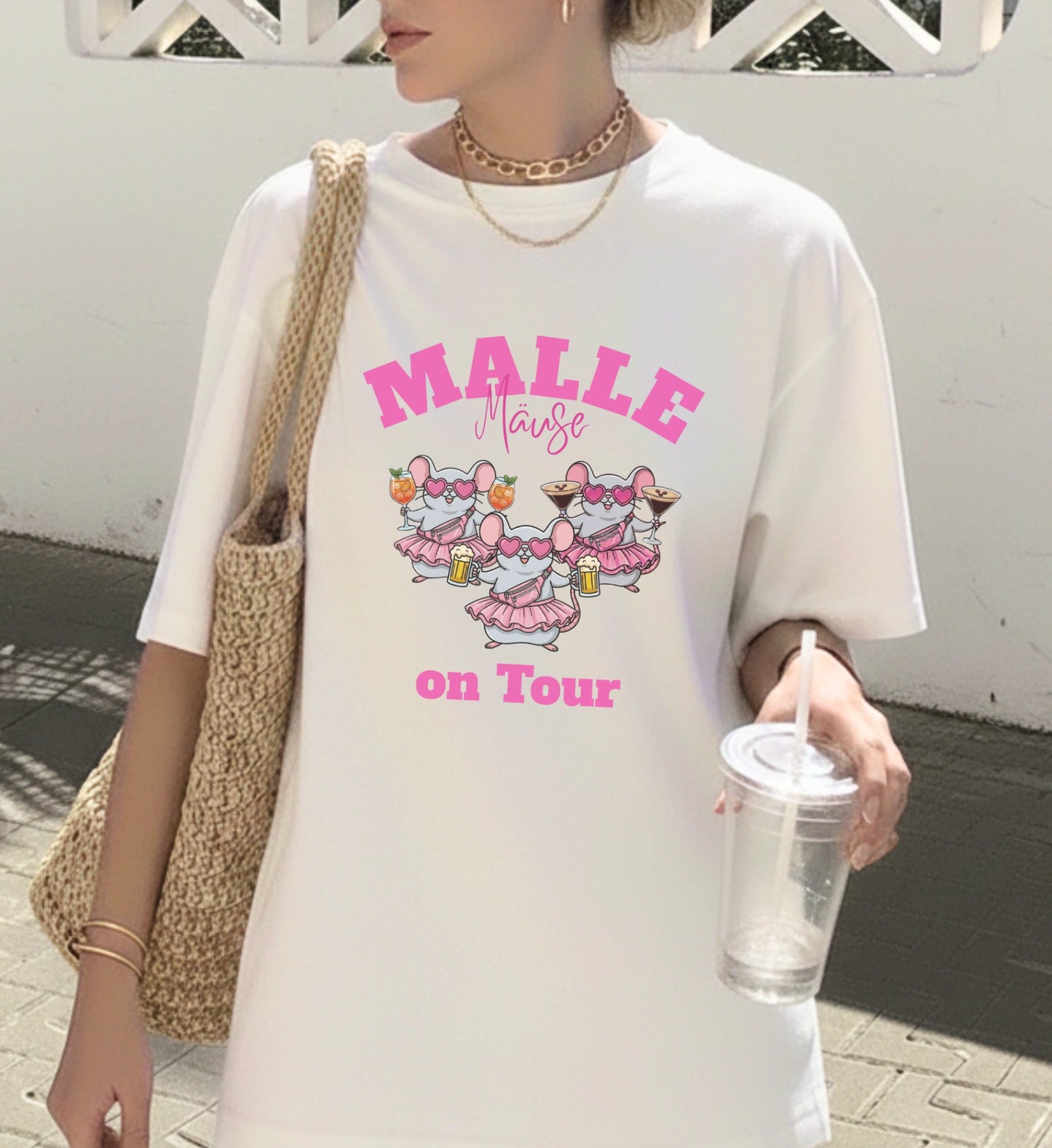 Weißes Oversized T-Shirt mit 'Malle Mäuse on Tour' Print, drei Mäuse in pinken Tutus und Herz-Sonnenbrillen beim Feiern.