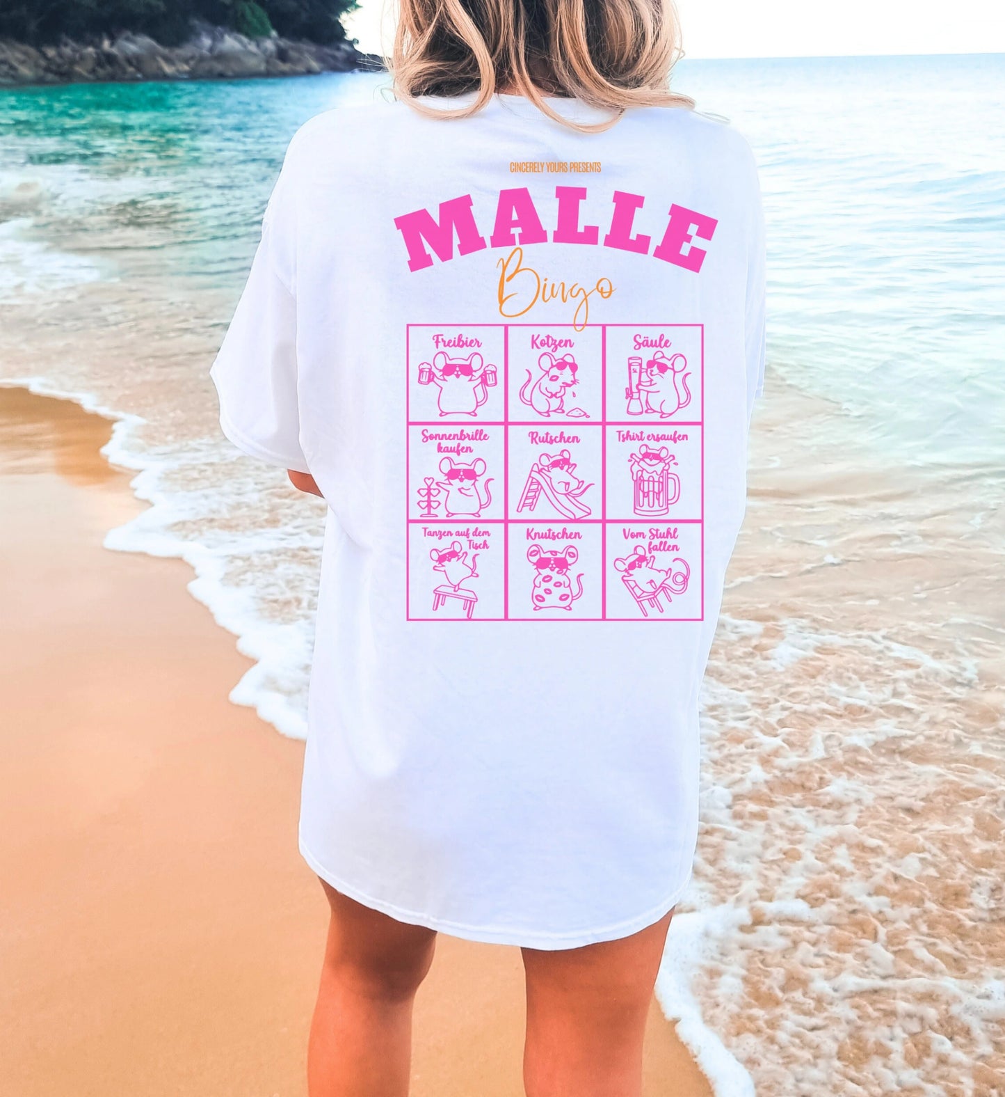 Frau trägt das weiße Mallemaus Shirt mit pinkem Malle Bingo Design von Cincerely Yours am Strand – das perfekte Malle Party Shirt für den Urlaub.