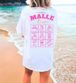 Frau trägt das weiße Mallemaus Shirt mit pinkem Malle Bingo Design von Cincerely Yours am Strand – das perfekte Malle Party Shirt für den Urlaub.