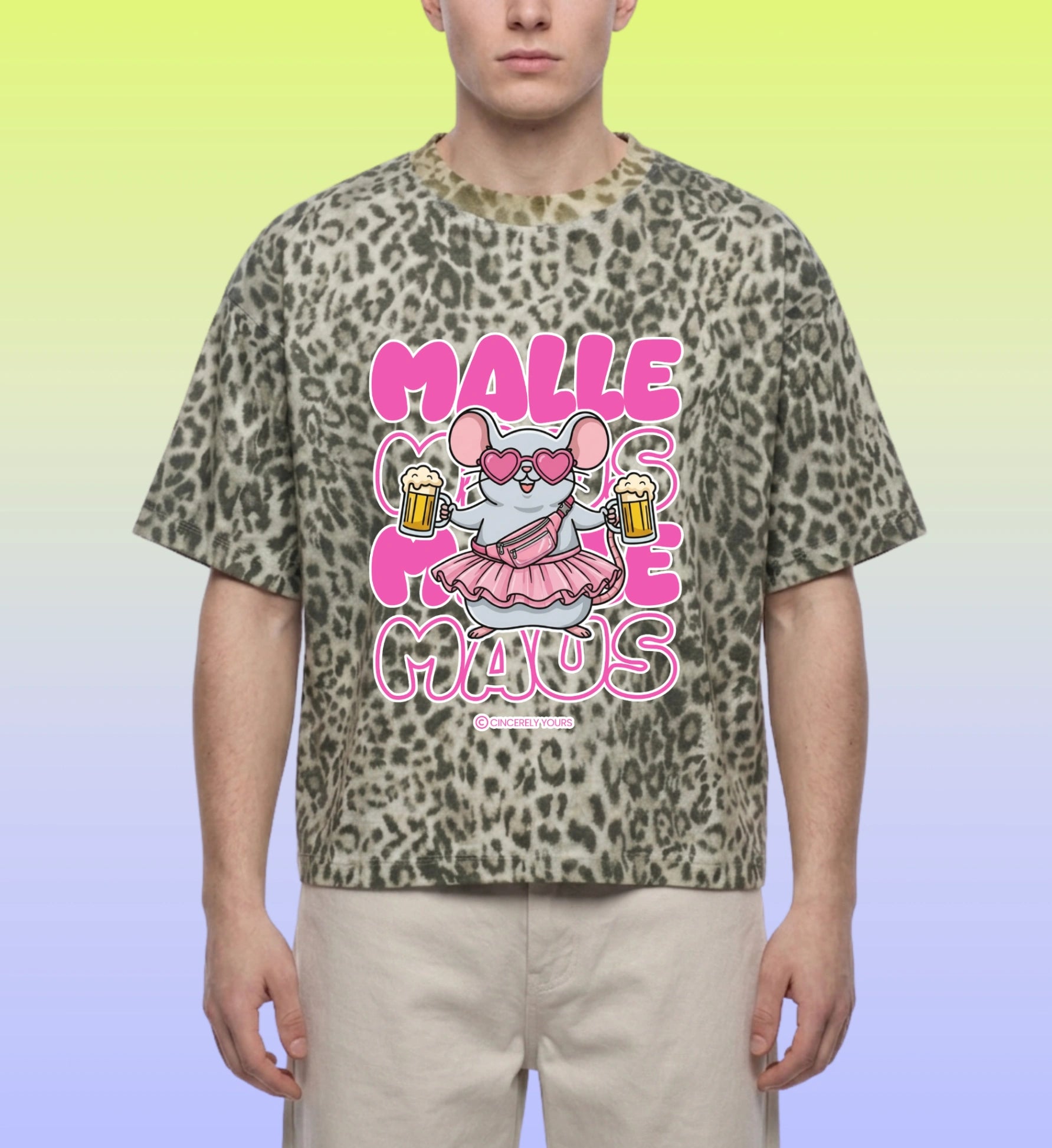 Detailaufnahme des hochwertigen Leopard Prints auf dem pinken Malle Maus Shirt von Cincerely Yours für den perfekten Party Look am Strand von Mallorca.