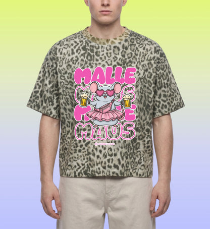 Detailaufnahme des hochwertigen Leopard Prints auf dem pinken Malle Maus Shirt von Cincerely Yours für den perfekten Party Look am Strand von Mallorca.