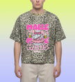 Detailaufnahme des hochwertigen Leopard Prints auf dem pinken Malle Maus Shirt von Cincerely Yours für den perfekten Party Look am Strand von Mallorca.
