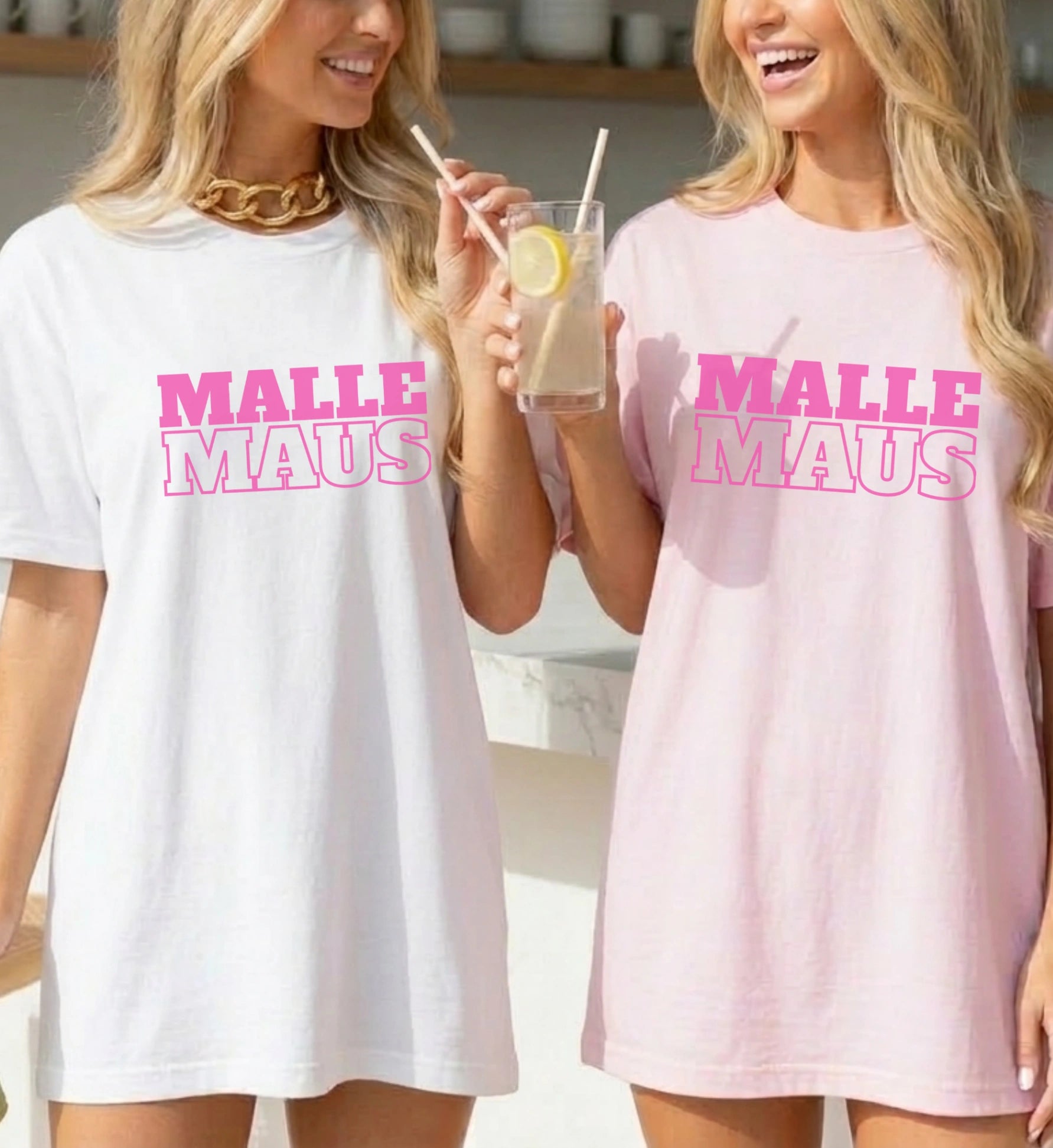 Zwei Frauen in weißen und rosa Oversize T-Shirts mit pinkem 'Malle Maus' Aufdruck für den Mallorca Urlaub.