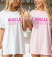 Zwei Frauen in weißen und rosa Oversize T-Shirts mit pinkem 'Malle Maus' Aufdruck für den Mallorca Urlaub.