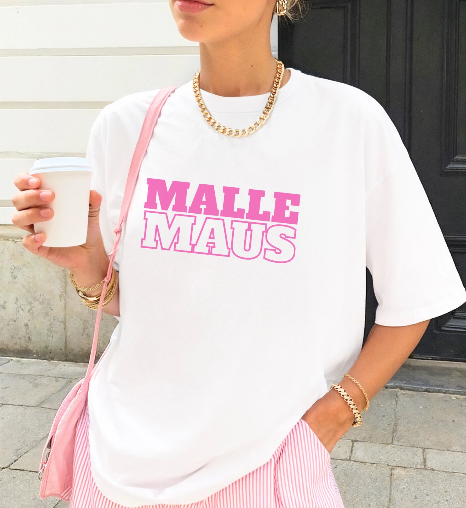 Weißes Oversized T-Shirt für Damen mit pinkem Aufdruck Malle Maus, ideal für den Mallorca-Urlaub oder Partys.