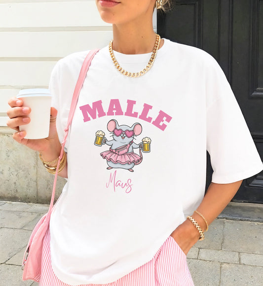 Weißes Damen T-Shirt mit 'Malle Maus' Print, eine Comic-Maus mit pinkem Tutu, Herzbrille und zwei Bierkrügen, ideal für den Mallorca-Urlaub oder Mädelsabend.