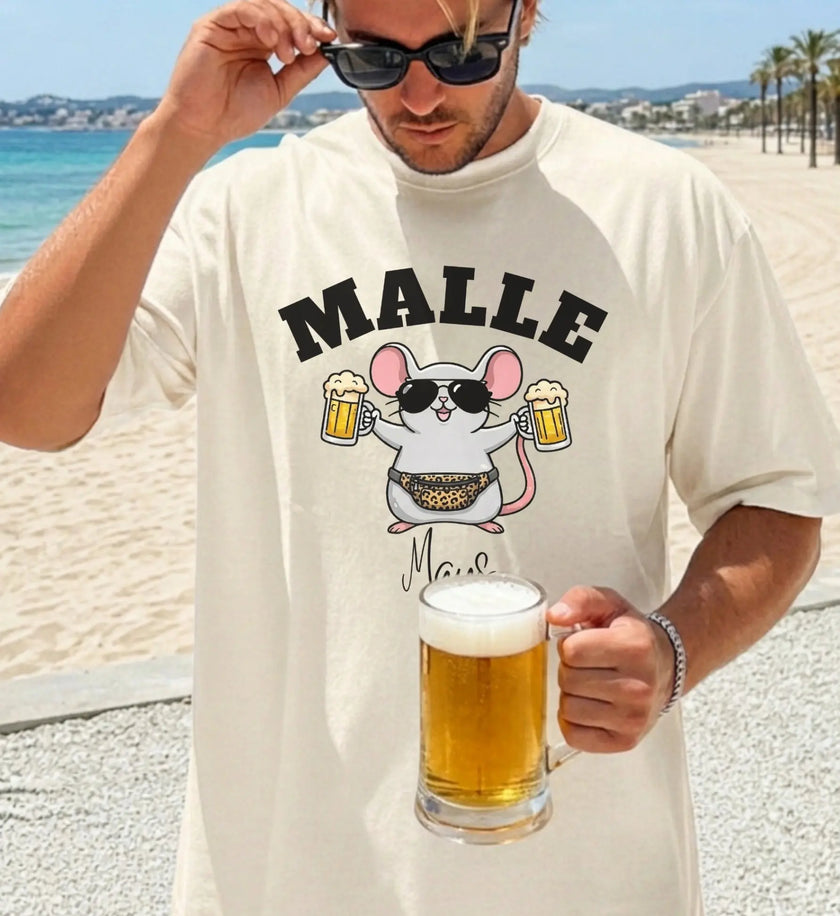 Cremefarbenes Herren T-Shirt mit lustigem Malle-Maus-Motiv, Sonnenbrille und Biergläsern für die Party auf Mallorca.