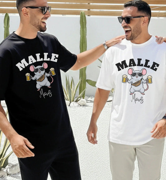 Zwei Männer tragen das Malle Maus Party Shirt in Schwarz und Weiß mit einem lustigen Grafikdruck einer Maus mit Sonnenbrille und Bierkrügen.