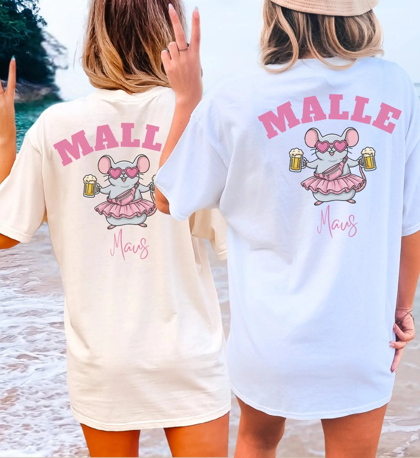 Zwei Frauen am Strand tragen Partner-Shirts mit dem 'Malle Maus' Motiv, einer Grafik mit Maus im rosa Tutu, Herzbrille und Bierkrügen, ideal für den Mädelsurlaub.