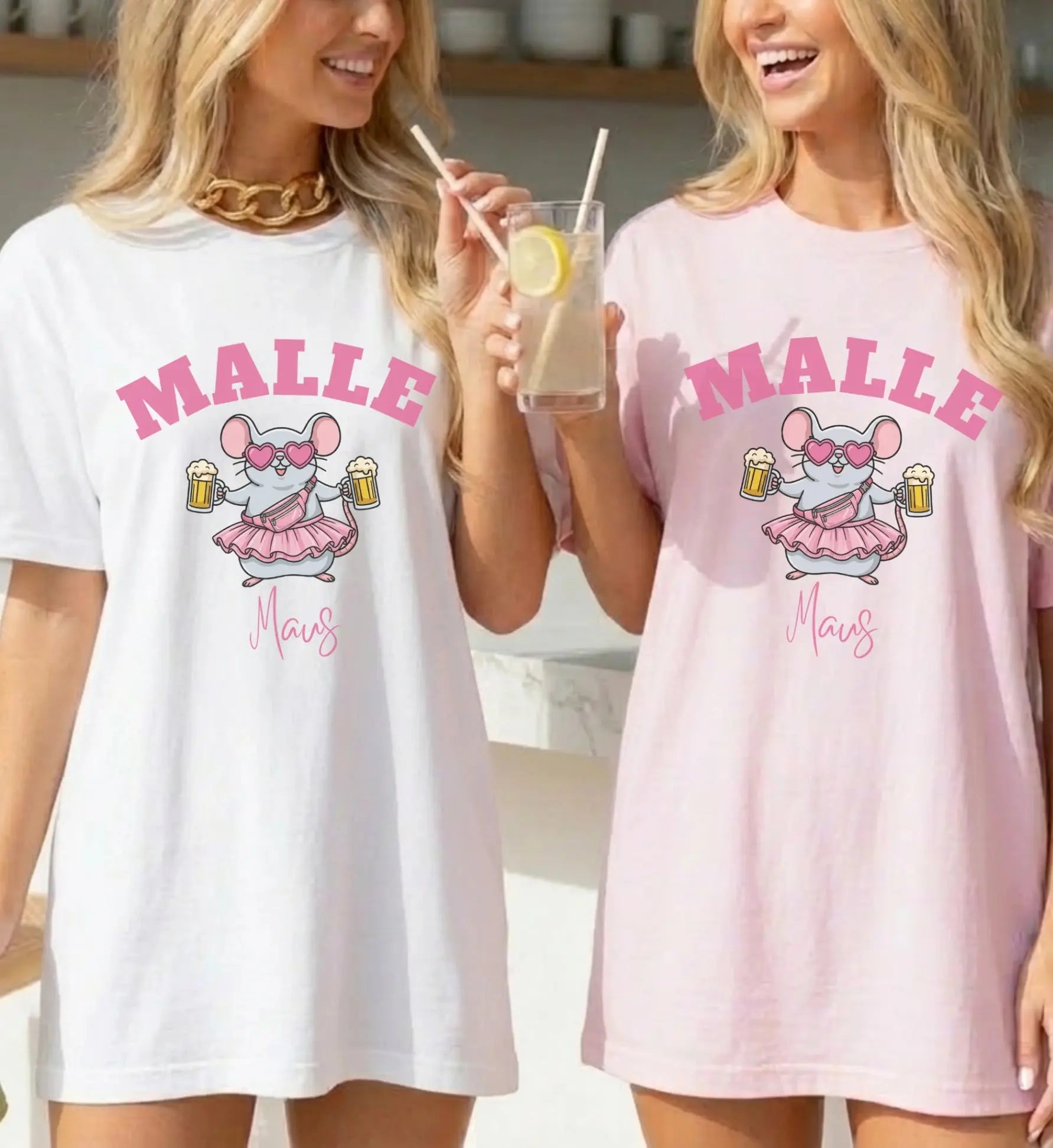 Zwei Frauen in Oversized-T-Shirts in Weiß und Rosa mit lustigem Malle Maus Motiv, ideal für den Mädels-Trip nach Mallorca.