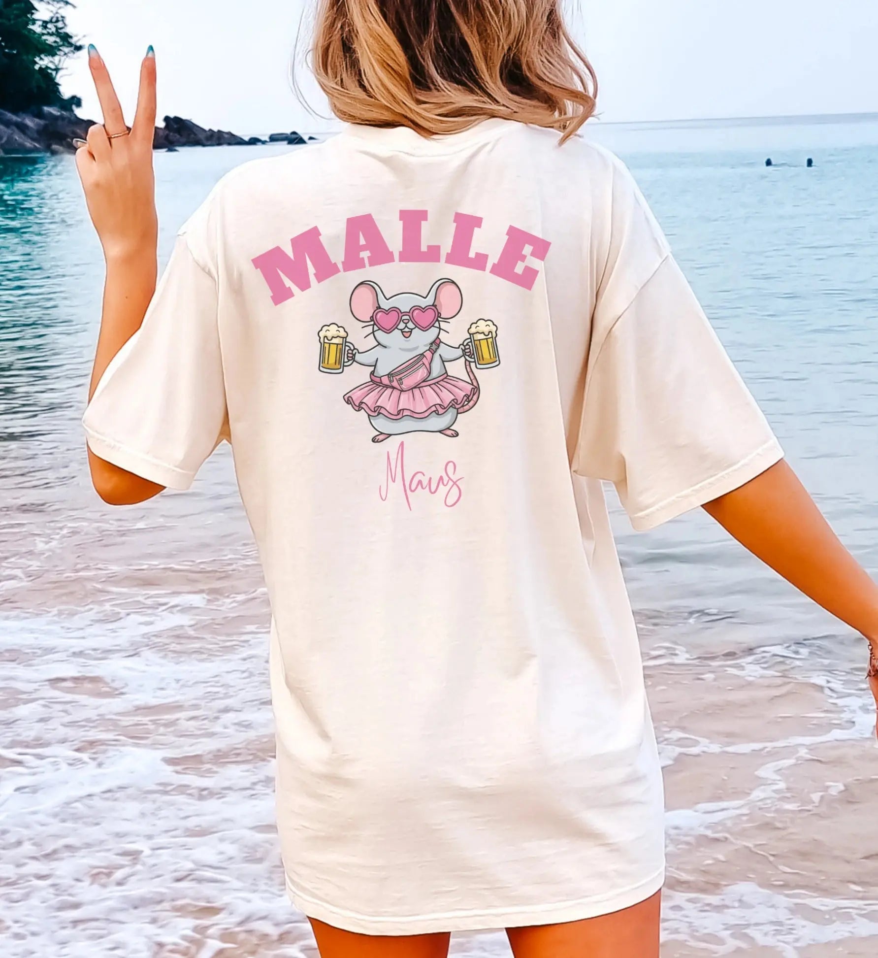 Cremeweißes Oversized T-Shirt mit Malle Maus Grafik, rosa Tutu und Bierkrügen für den Mädelsurlaub am Strand.