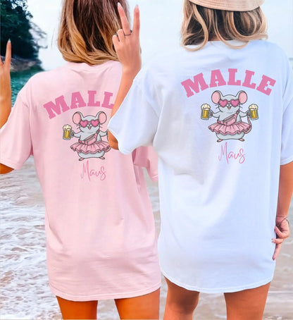Zwei Frauen am Strand in rosa und weißen T-Shirts mit einem lustigen Malle Maus Motiv, bestehend aus einer Maus mit Sonnenbrille, Tutu und Bierkrügen.
