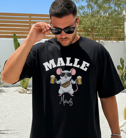 Ein Mann trägt ein schwarzes T-Shirt mit einer lustigen 'Malle Maus' Grafik, die Sonnenbrille, eine Bauchtasche mit Leopardenmuster und zwei Bierkrüge zeigt.
