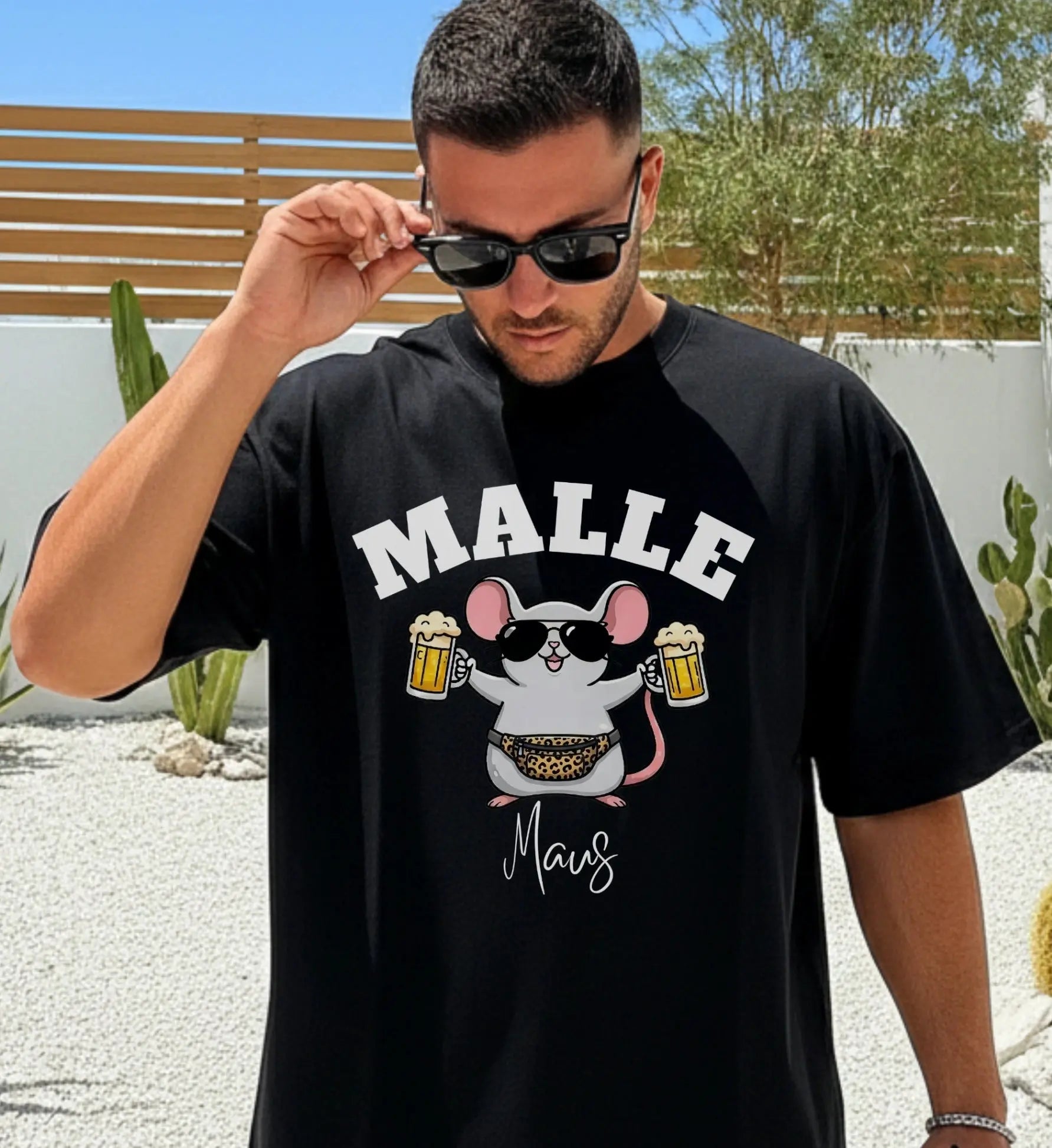 Schwarzes Herren T-Shirt mit lustigem Malle Maus Motiv, Grafik einer Maus mit Sonnenbrille, Bierkrügen und Leoparden-Bauchtasche für Mallorca.