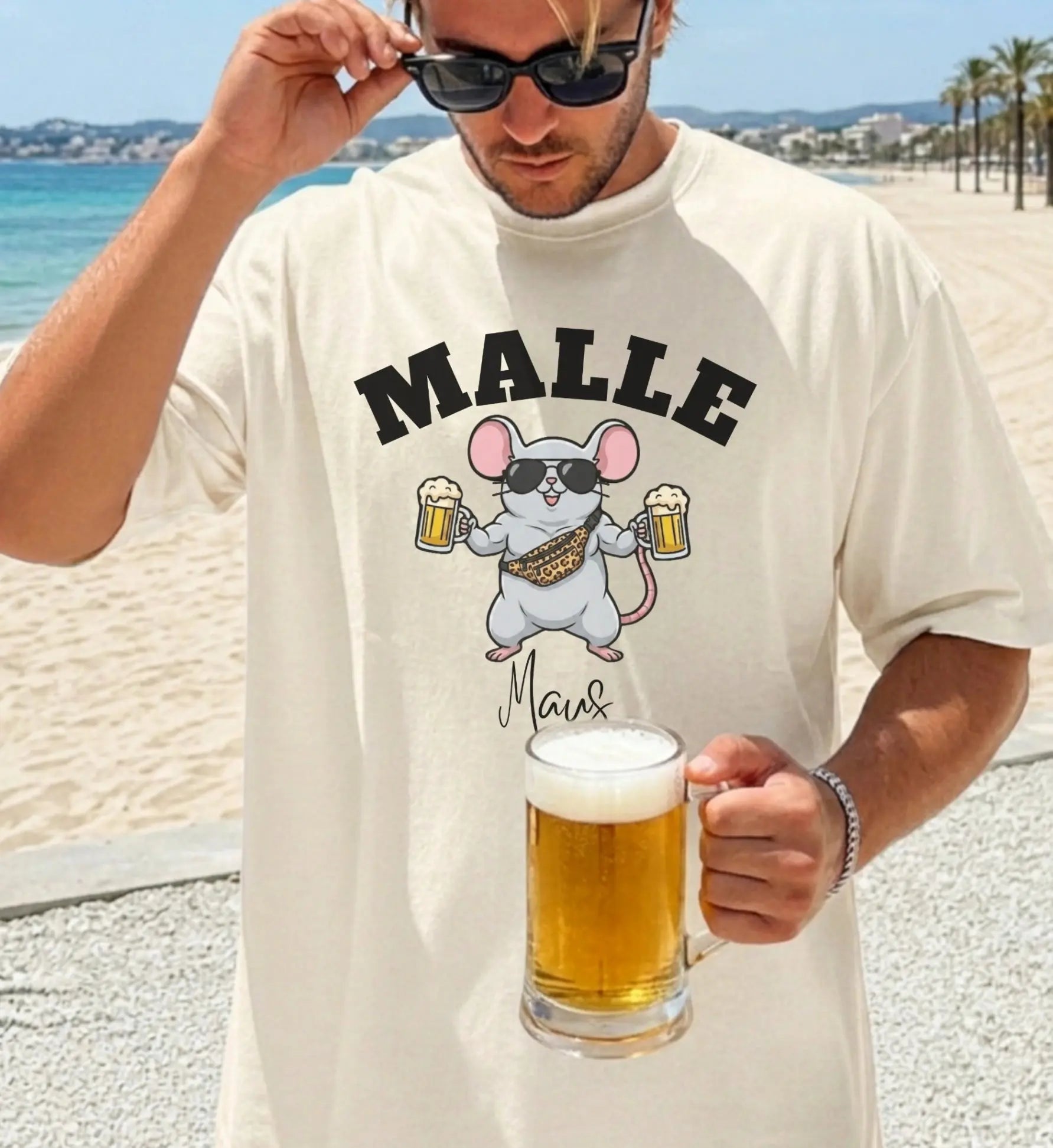 Lustiges Malle Maus T-Shirt für Herren in Beige mit muskulöser Maus, Sonnenbrille und Bierkrügen am Strand.