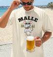 Lustiges Malle Maus T-Shirt für Herren in Beige mit muskulöser Maus, Sonnenbrille und Bierkrügen am Strand.