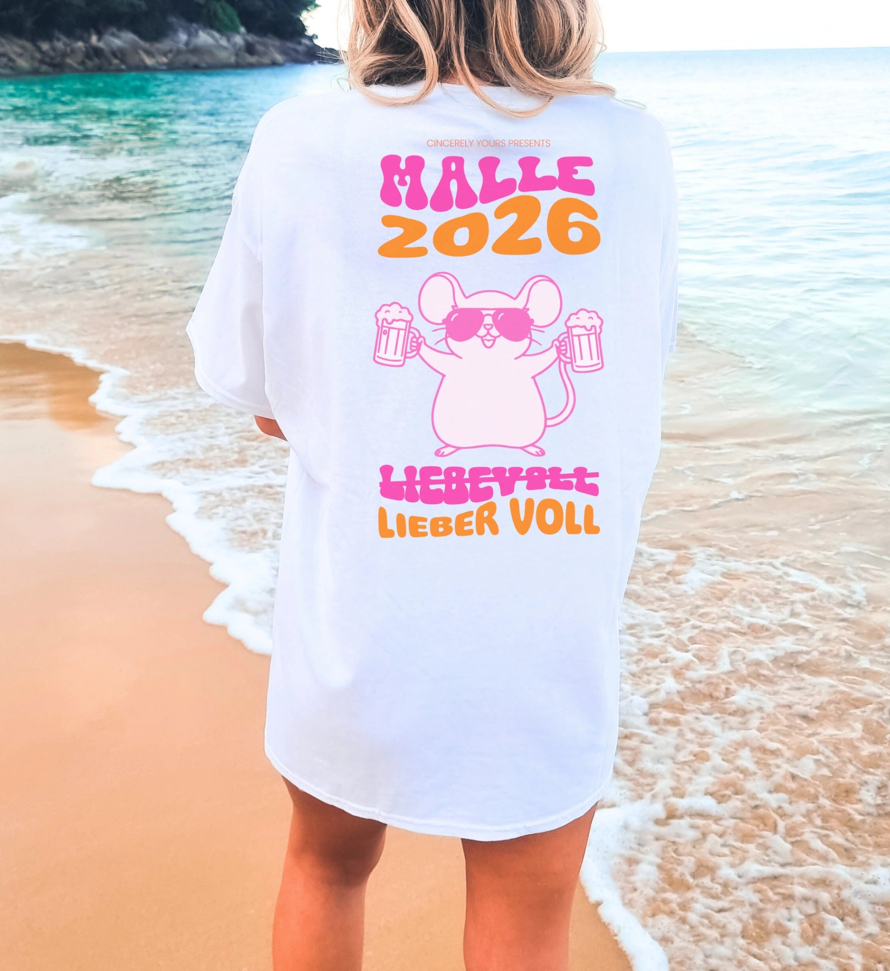 Malle Maus Shirt 2026 von Cincerely Yours: Weißes Mallemaus Party Shirt mit lustigem Motiv für den Mallorca Urlaub, Rückansicht am Strand.