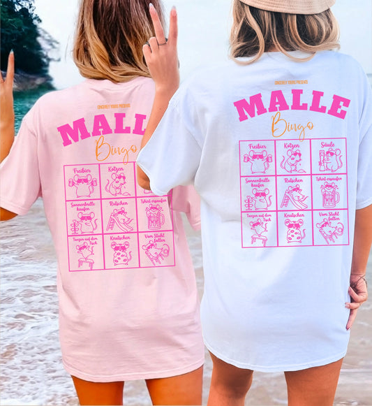 Zwei Frauen am Strand tragen das Mallemaus Shirt von Cincerely Yours mit dem Malle Bingo Motiv in Rosa und Weiß – das perfekte Malle Party Shirt.