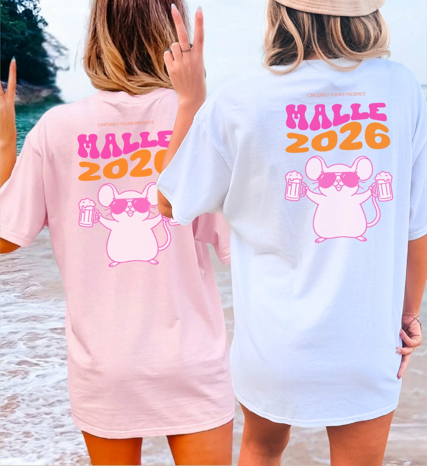 Zwei Frauen am Strand von hinten in einem rosa und weißen Mallemaus T-Shirt von Cincerely Yours mit Malle 2026 Aufdruck und feiernder Maus.
