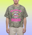 Detailansicht der hochwertigen Bedruckung des Malle Maus Shirts mit trendigem Leopard Muster und dem provokanten Statement für alle echten Mallorca Party Fans.