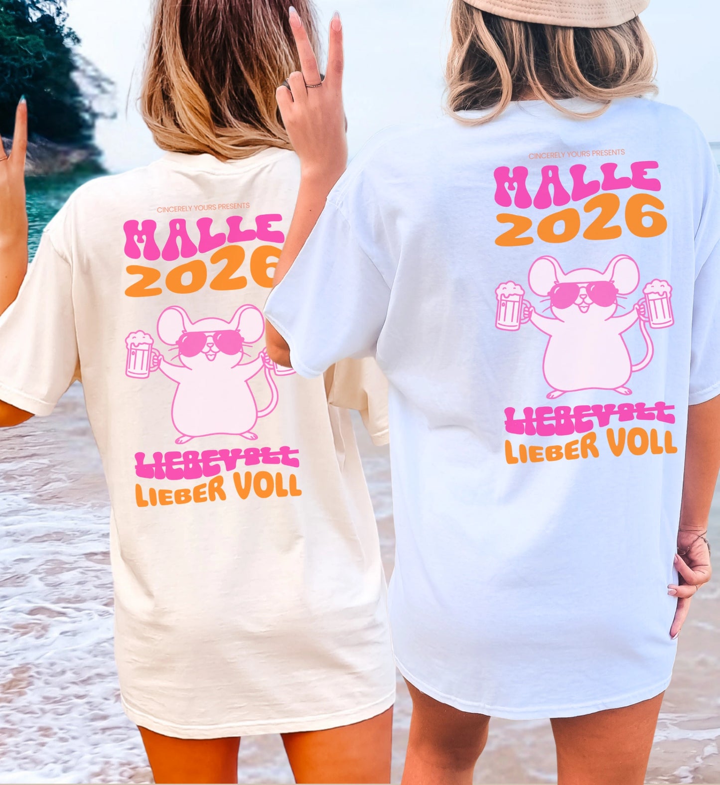 Zwei Frauen am Strand von hinten in Malle 2026 Party Shirts von Cincerely Yours mit Malle Maus Motiv, Bierkrügen und dem Spruch 'Liebevoll Lieber Voll', ideal als Matching Group Shirts für den Mallorca Urlaub.