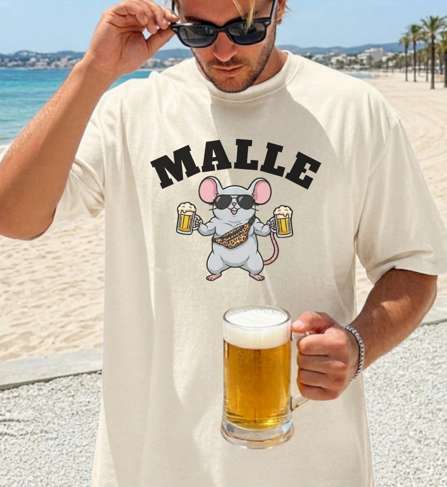 Malle Maus Shirt in Beige: Ein Mann am Strand trägt das Mallemaus Design mit einer muskulösen Maus, Leoparden-Gürteltasche und Sonnenbrille, während er einen großen Bierkrug hält.