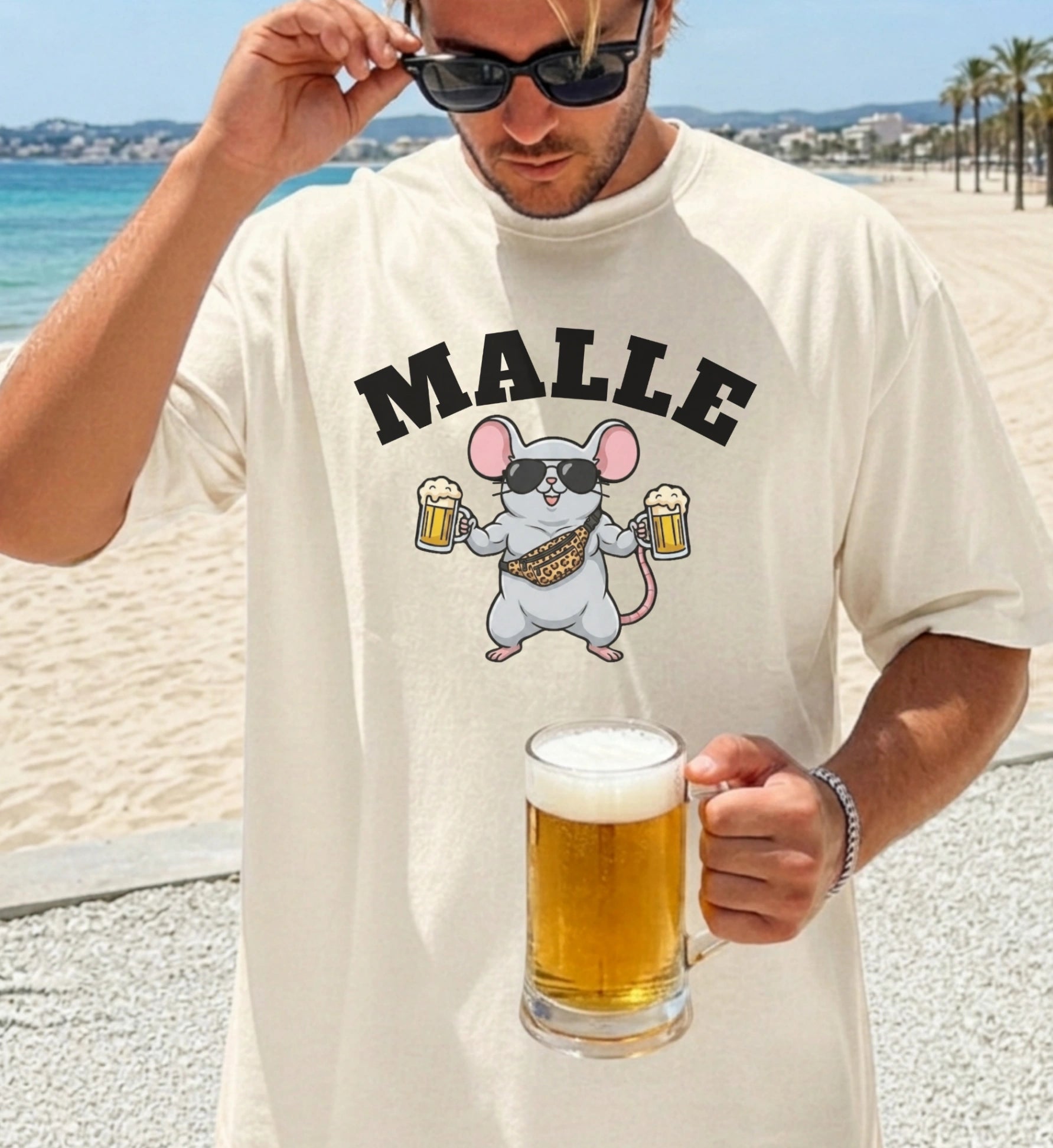 Malle Maus Shirt in Beige: Ein Mann am Strand trägt das Mallemaus Design mit einer muskulösen Maus, Leoparden-Gürteltasche und Sonnenbrille, während er einen großen Bierkrug hält.