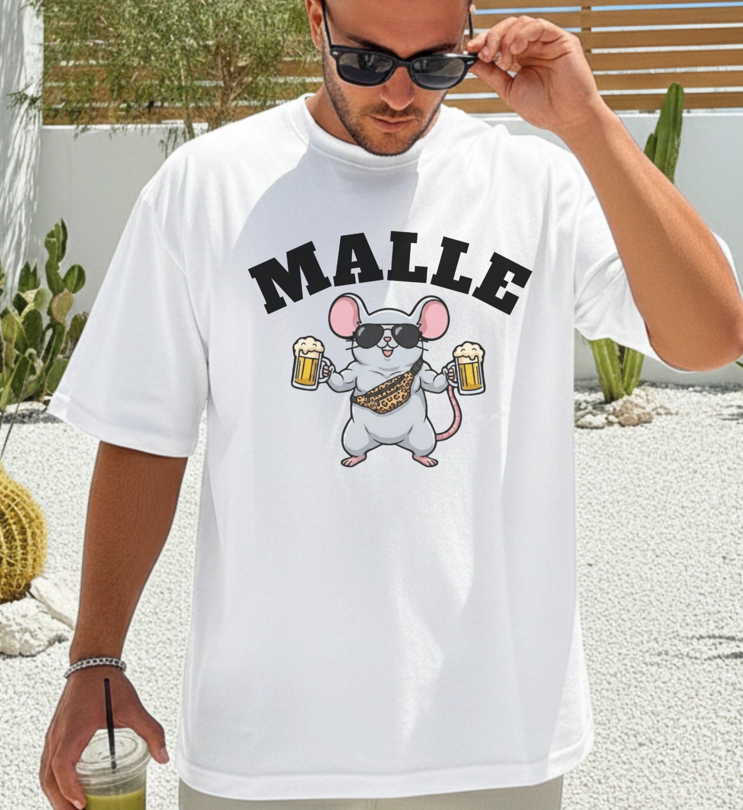 Weißes Malle Maus Shirt für Herren mit einer muskulösen Mallemaus, die eine Leoparden-Tasche und zwei Bierkrüge trägt – Malle Muskel Maus Design.