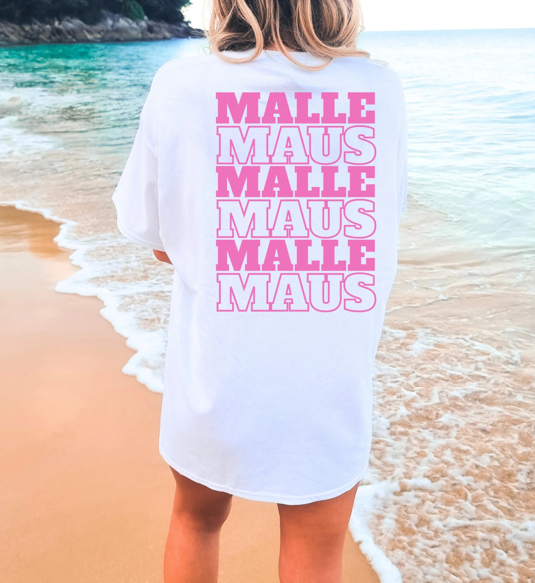 Oversized weißes T-Shirt mit rosa Malle Maus Rückenprint für Damen am Strand.