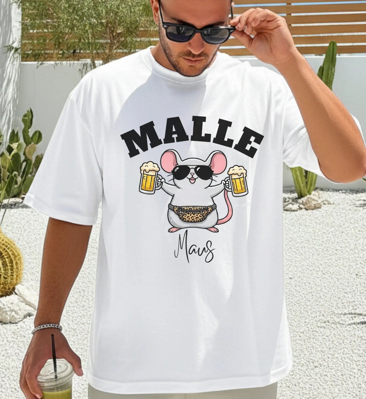 Weißes Herren T-Shirt mit lustigem Malle Maus Motiv, Sonnenbrille, Leopard-Bauchtasche und zwei Bierkrügen für den Party-Urlaub.