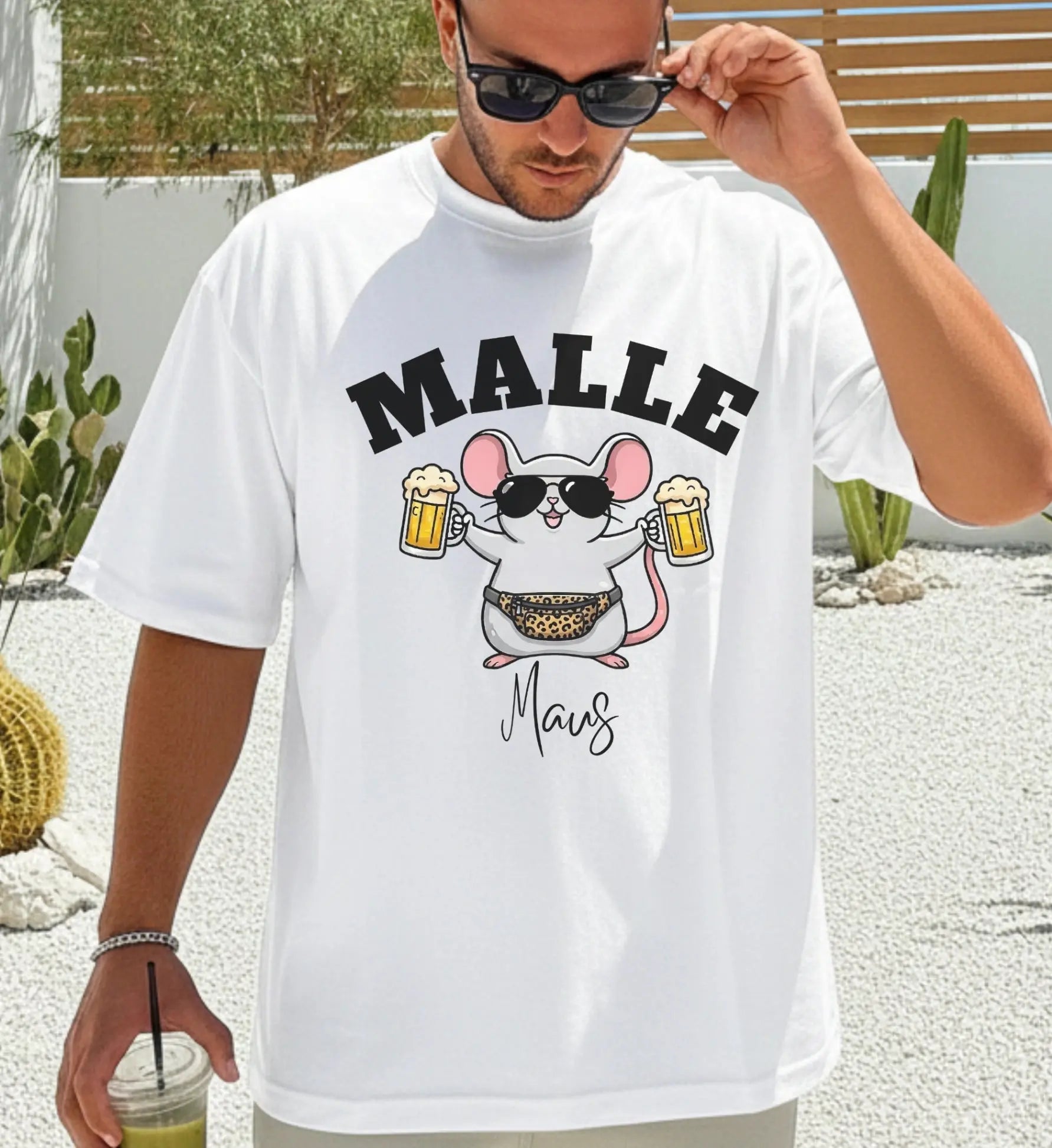 Weißes Herren T-Shirt mit lustigem Malle Maus Motiv, Sonnenbrille, Leopard-Bauchtasche und zwei Bierkrügen für den Party-Urlaub.