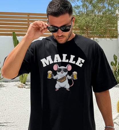 Ein Mann trägt ein schwarzes Malle Maus Shirt mit einer muskulösen Maus, die Sonnenbrille, eine Leoparden-Bauchtasche und zwei Bierkrüge trägt.