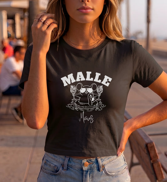 Schwarzes Damen Crop Top mit weißem Malle Maus Grafik-Print, eine Maus mit Sonnenbrille im Flamingo-Schwimmring und Cocktails, ideal für den Sommerurlaub und Mädelsabende.