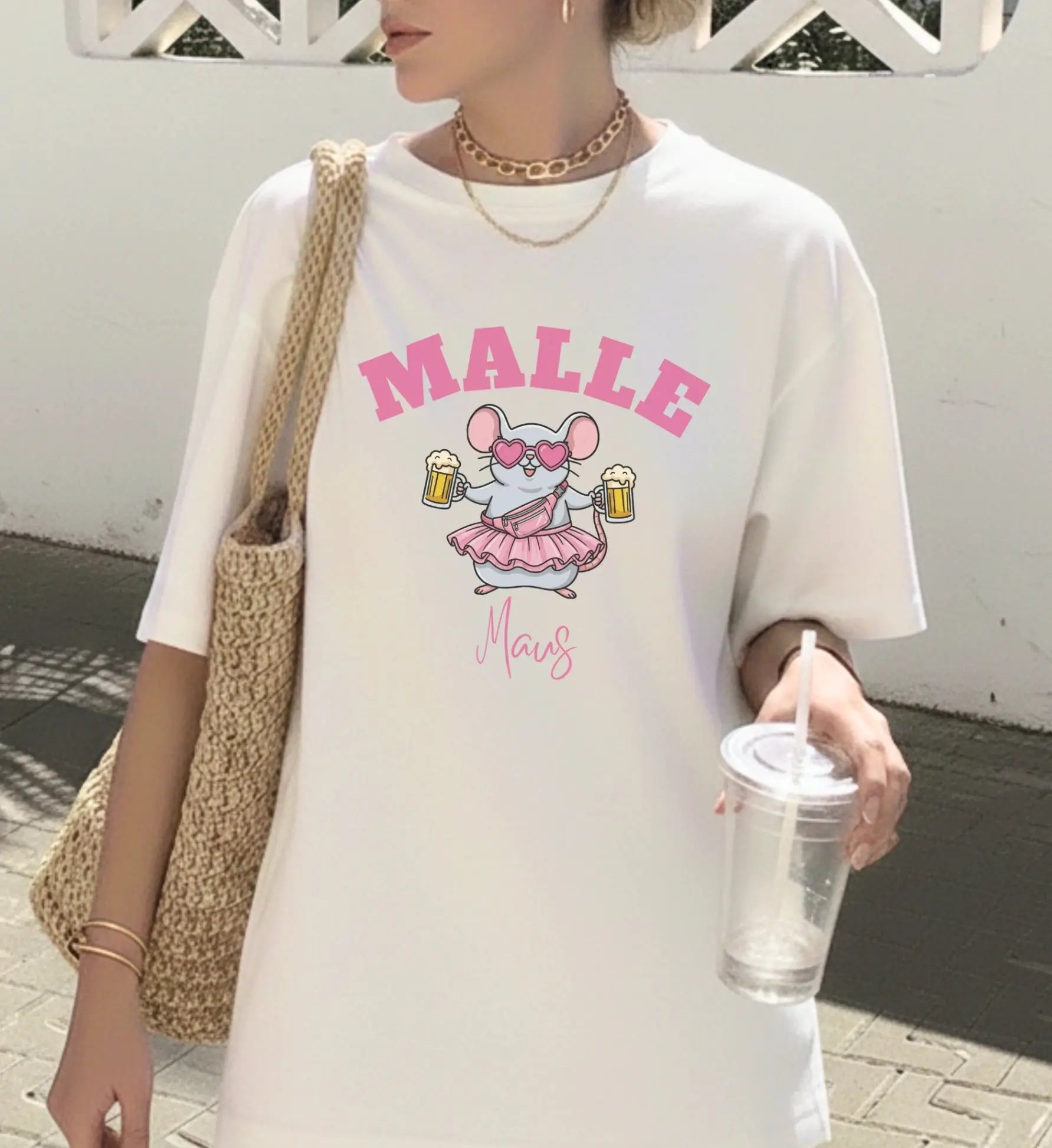 Rosa oversized T-Shirt für Damen mit 'Malle Maus' Motiv, einer illustrierten Maus mit Herzbrille, Tutu und Biergläsern für den Partyurlaub.