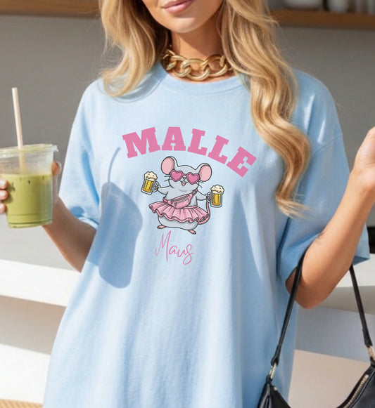 Hellblaues Damen T-Shirt mit lustiger 'Malle Maus' Grafik, einer Maus mit Bierkrügen, Herzbrille und rosa Tutu, ideal für den Mallorca-Urlaub.