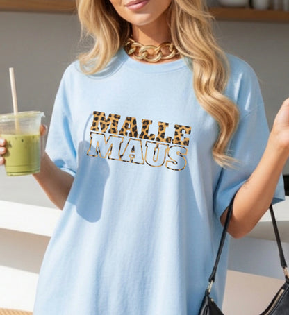 Ein hellblaues Malle Maus T-Shirt für Damen von Cincerely Yours mit einem Text-Aufdruck im Leopardenmuster, getragen von einem Model mit Smoothie.