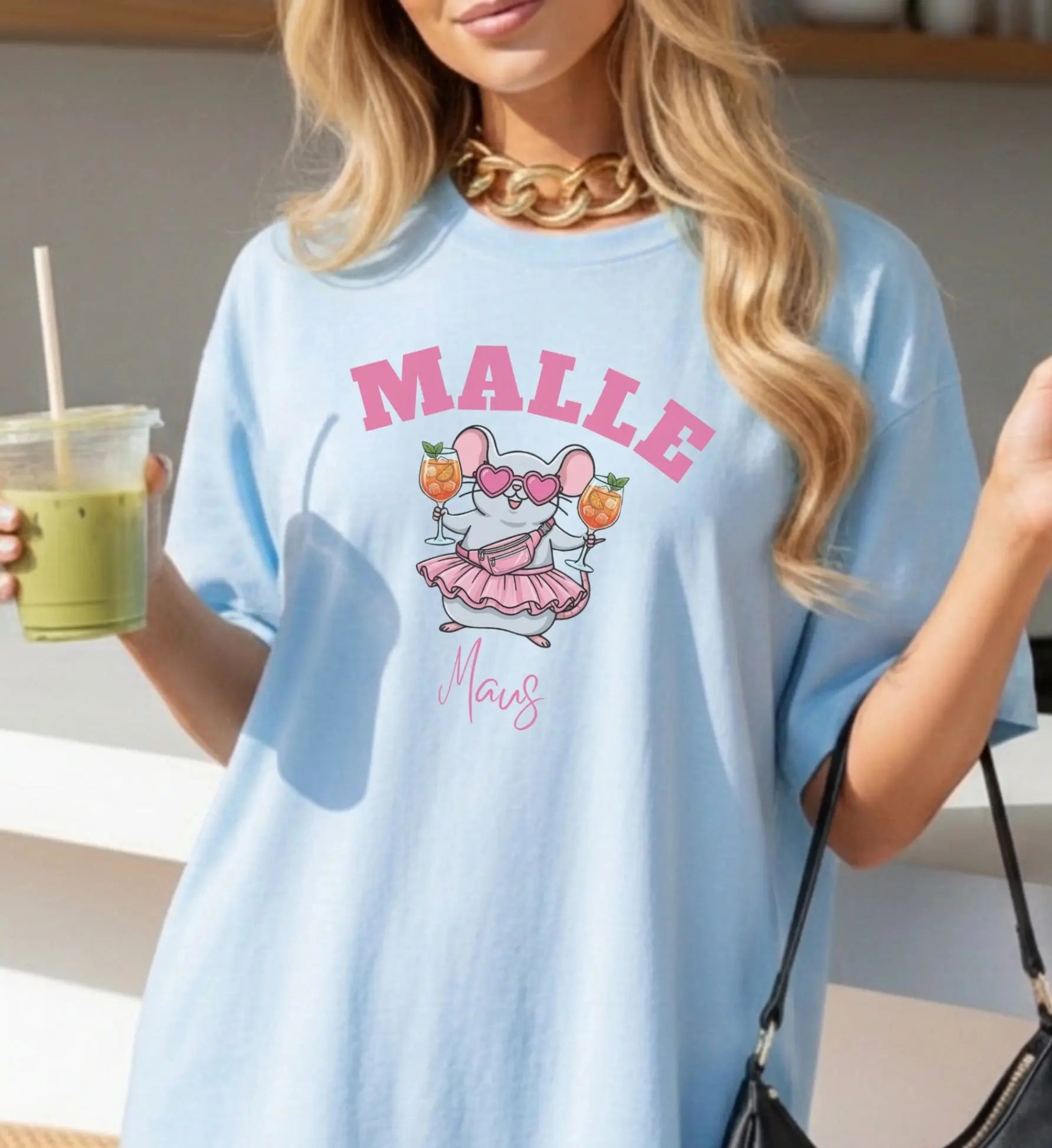 Hellblaues Damen T-Shirt mit lustigem Malle Maus Motiv, Maus im pinken Tütü mit Cocktails und Herzbrille, ideal für Mädelsurlaub und Party.