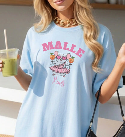 Hellblaues Damen T-Shirt mit lustigem Malle Maus Motiv, Maus im pinken Tütü mit Cocktails und Herzbrille, ideal für Mädelsurlaub und Party.