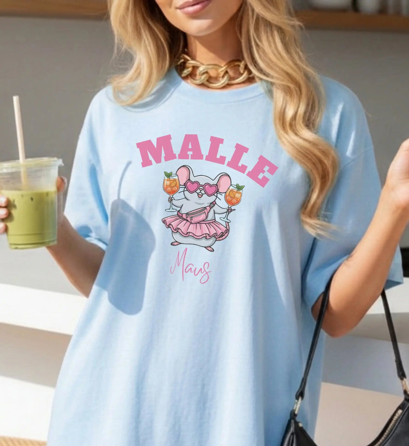 Hellblaues Damen T-Shirt mit lustigem Malle Maus Motiv, Maus im pinken Tütü mit Cocktails und Herzbrille, ideal für Mädelsurlaub und Party.